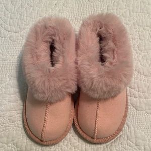 Toddler girls fuzzy pink slip on shoes size 10